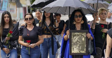 Mexican anti-cartel vigilante leader buried and with him, an armed citizens’ movement